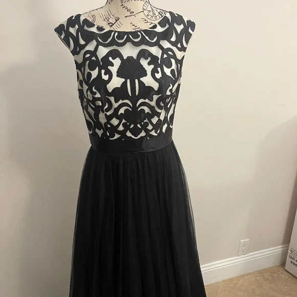 aidan mattox black and white dress Aidan Mattox Black & White Floral evening gown dress prom Homecoming Formal 8